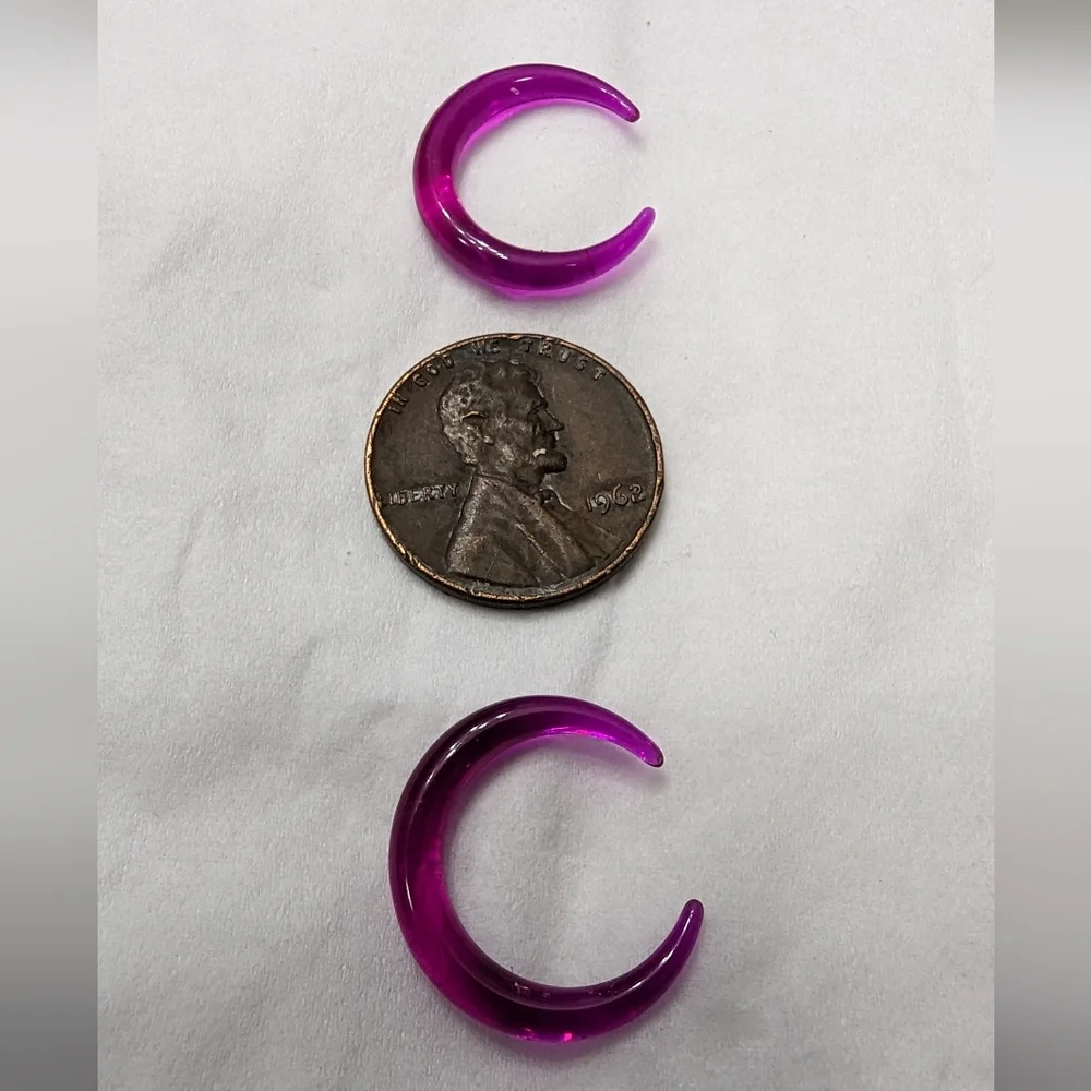 8g 1 pair of magenta transparant half moon shaped plastic stretcher earrings
